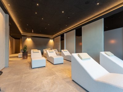 Sala relax moderna con lettini confortevoli
