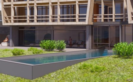 Moderner Außenpool vor Hotel mit Glasfassade