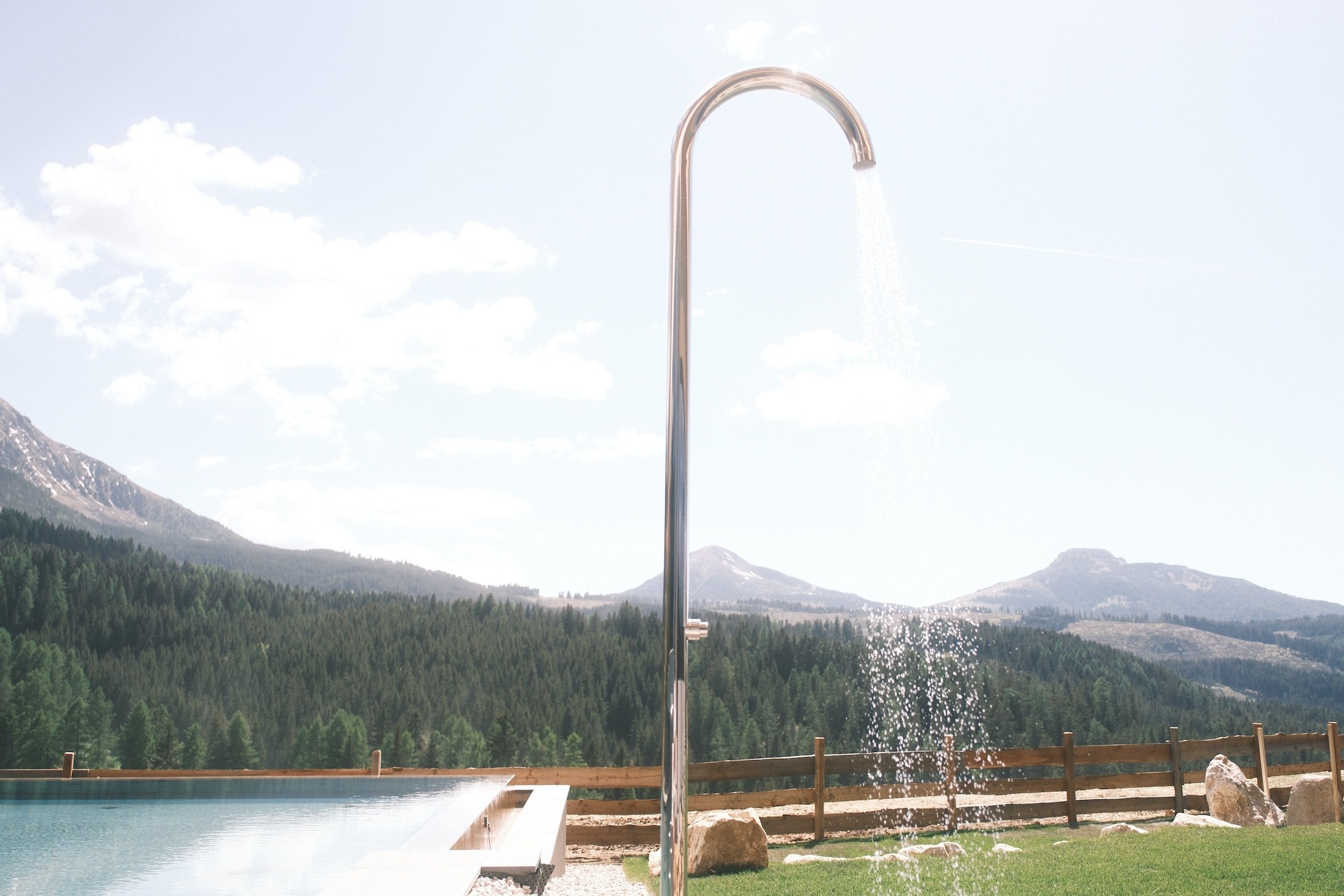 Wasserdusche am Außenpool mit Blick auf die Berge