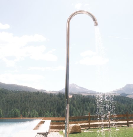 Wasserdusche am Außenpool mit Blick auf die Berge