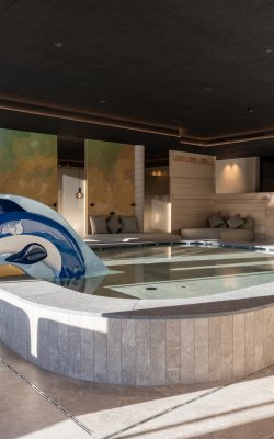 Innenpool mit Delfinrutsche und Liegebereich