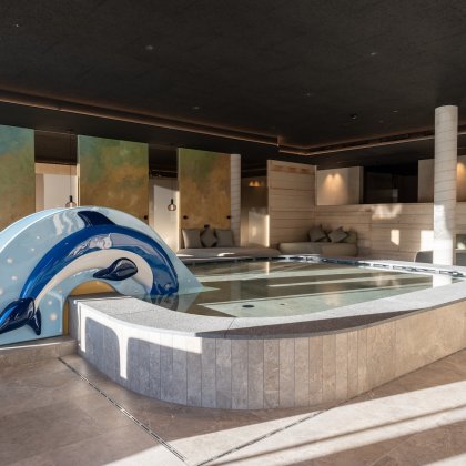 Innenpool mit Delfinrutsche und Liegebereich