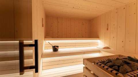 Gemütliche Holzsauna mit Aufgusseimer