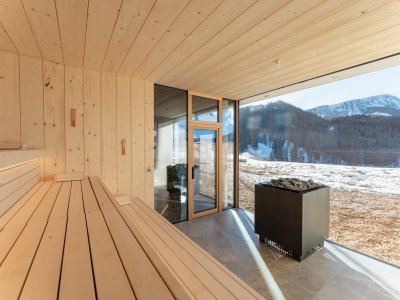 Sauna mit Panoramablick auf verschneite Winterlandschaft
