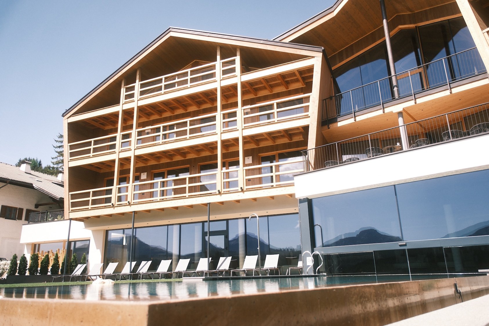 Moderne Hotelanlage mit Außenpool und Sonnenterrassen.