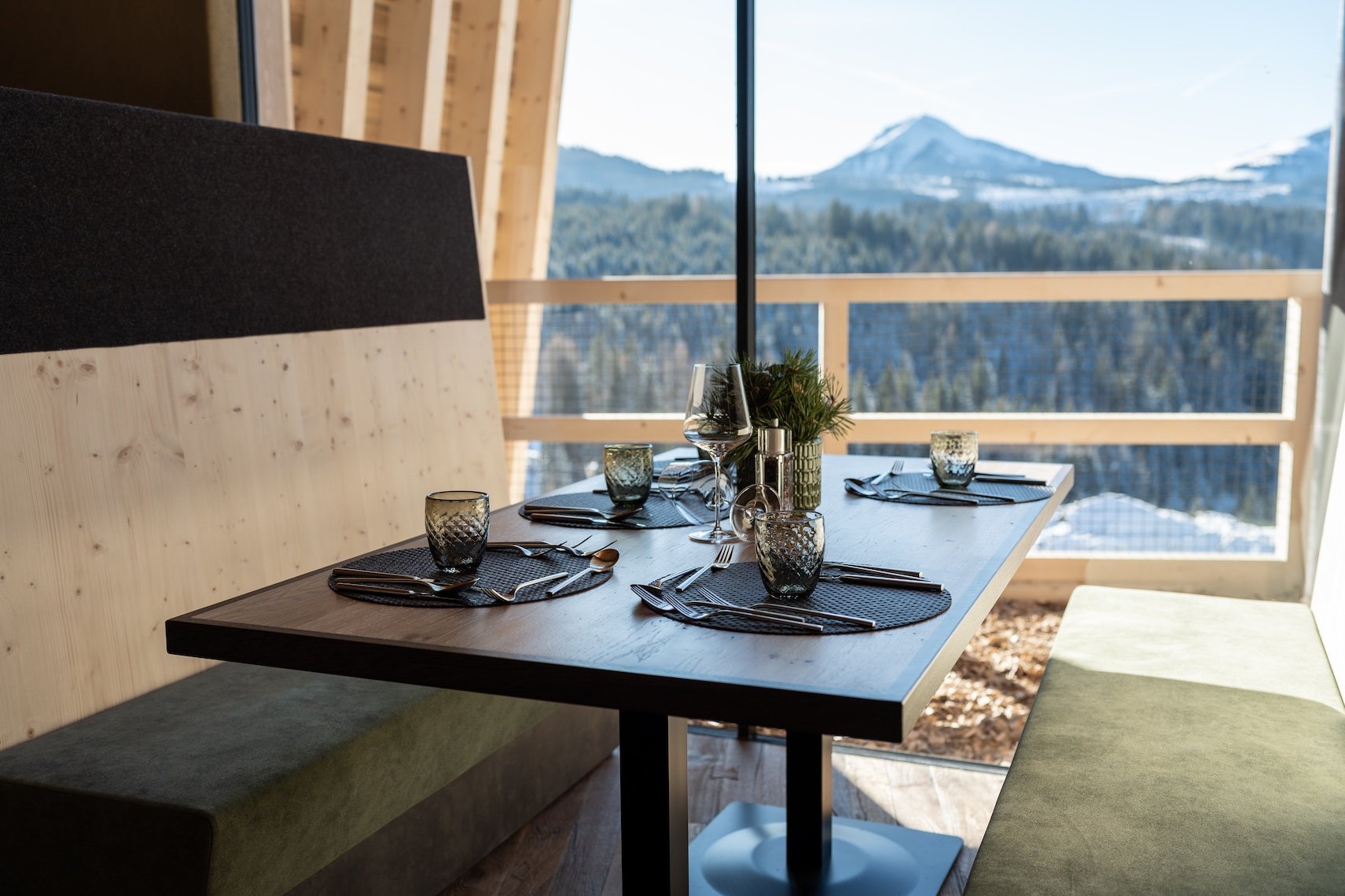 Gedeckter Tisch mit Blick auf verschneite Berglandschaft