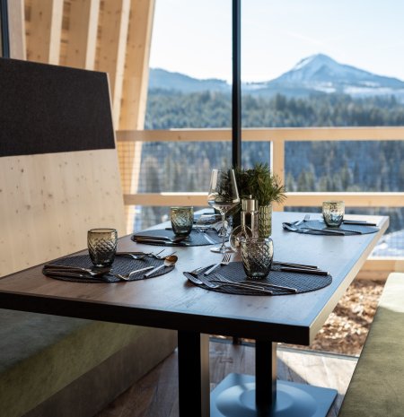 Gedeckter Tisch mit Blick auf verschneite Berglandschaft