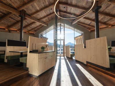 Modernes Restaurant mit Holzdecke und Sonnenlicht
