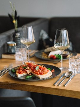 Bruschetta mit Tomate und Weißwein auf Holztisch