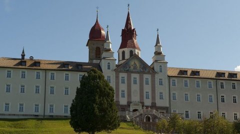 Barocke Klosteranlage mit roten Zwiebeltürmen