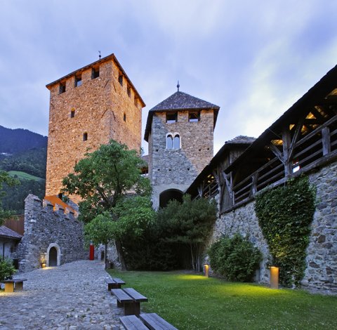 Innenhof von Schloss Tirol in der Abenddämmerung