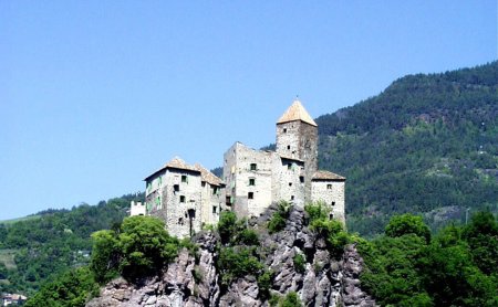 Schloss Tirol auf einem Felsvorsprung