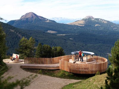 Aussichtsplattform mit Panoramablick und zwei Wanderern
