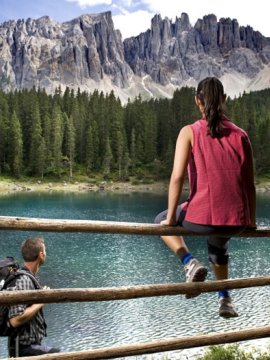 Wanderer am See mit Blick auf die Dolomiten
