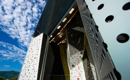 Moderne Kletterhalle mit bunten Außenwänden