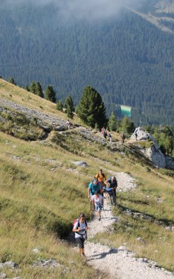 Wanderer steigen auf einem Panoramaweg in den Bergen auf