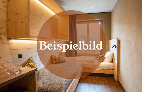 Gemütliches Schlafzimmer mit Holzvertäfelung und Fenster
