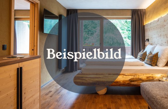 Modernes Schlafzimmer mit Holzfußboden und großem Fenster
