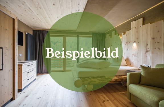Helles Schlafzimmer mit großem Fenster und grünem Sofa